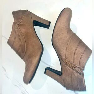 EUC Life Stride Corie Draped Taupe Tan Suede Heeled Booties Size 8